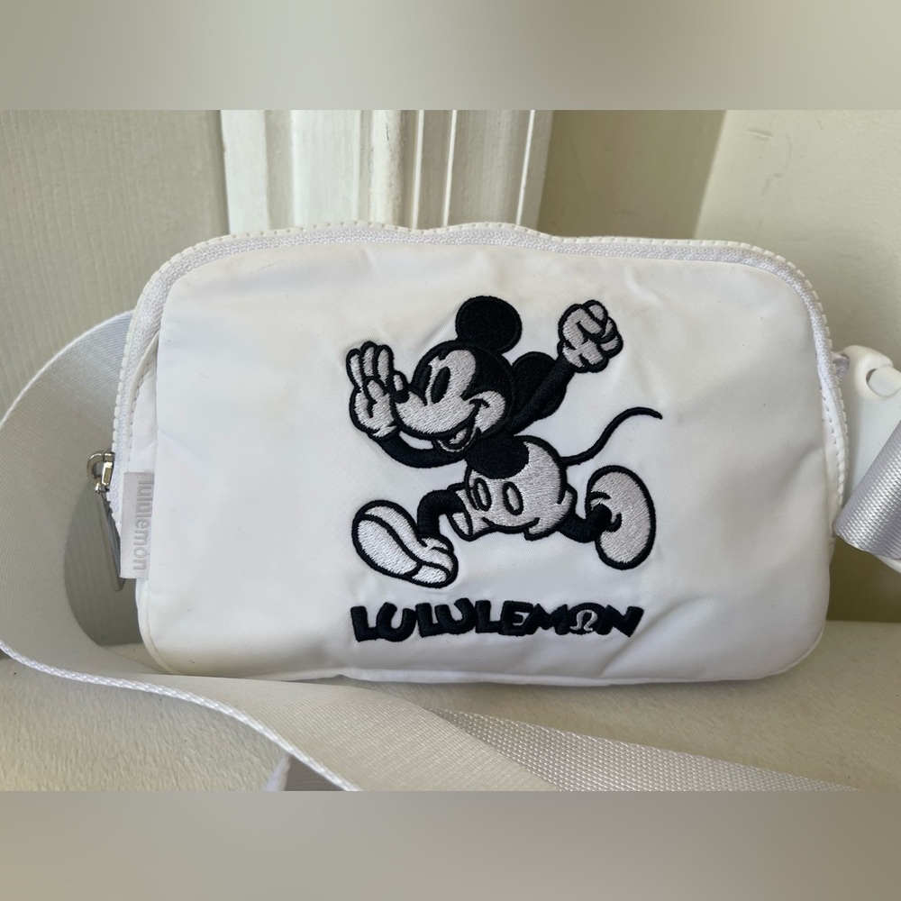 Disney x lululemon Everywhere Belt Bag EUC - Picture 2 of 8